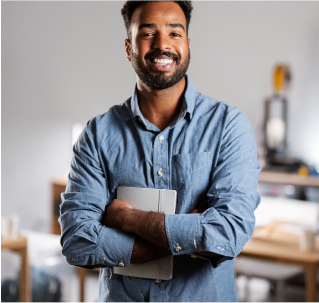 Hombre afrodescendiente sonriendo con documentos en la mano