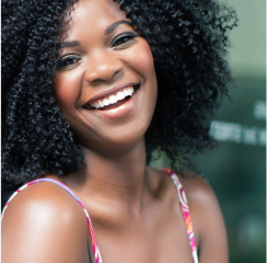 Mujer afrodescendiente sonriendo