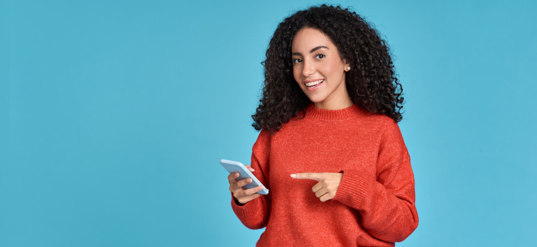 Mujer revisando la información relevante de la fiduciaria en su celular