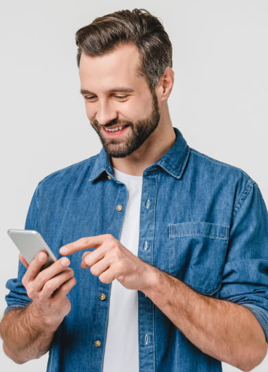 Joven consultando en su celular temas relacionados con la fiduciaria