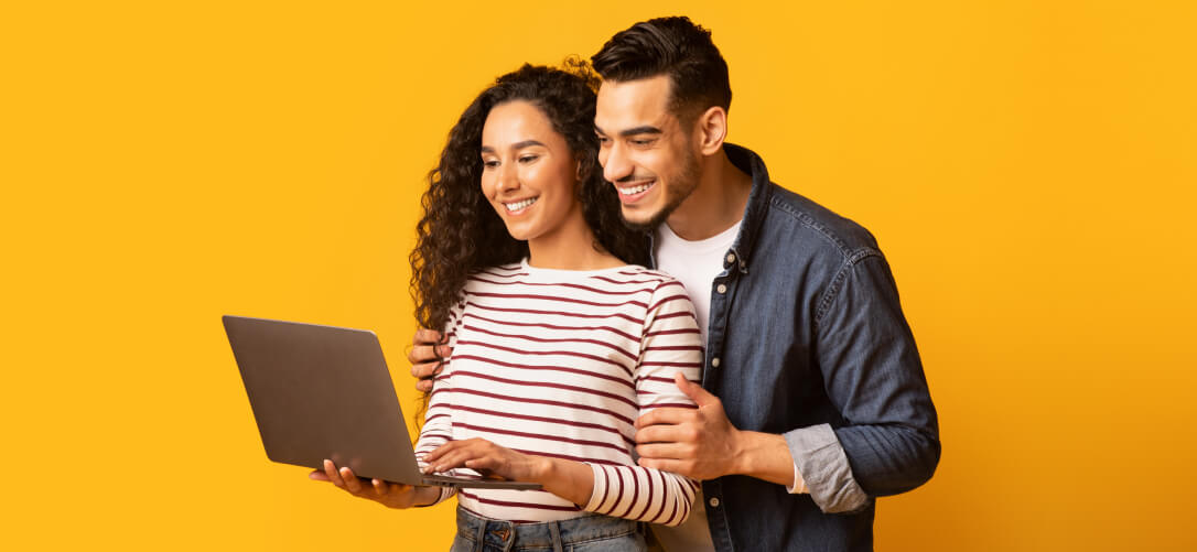 Pareja revisando la documentación en un computador portátil