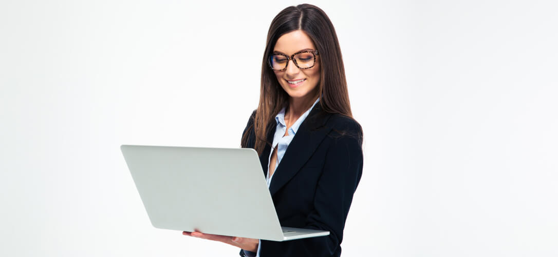 Joven empresaria en su computador