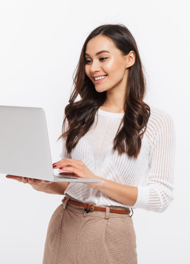 Joven mujer en su computador