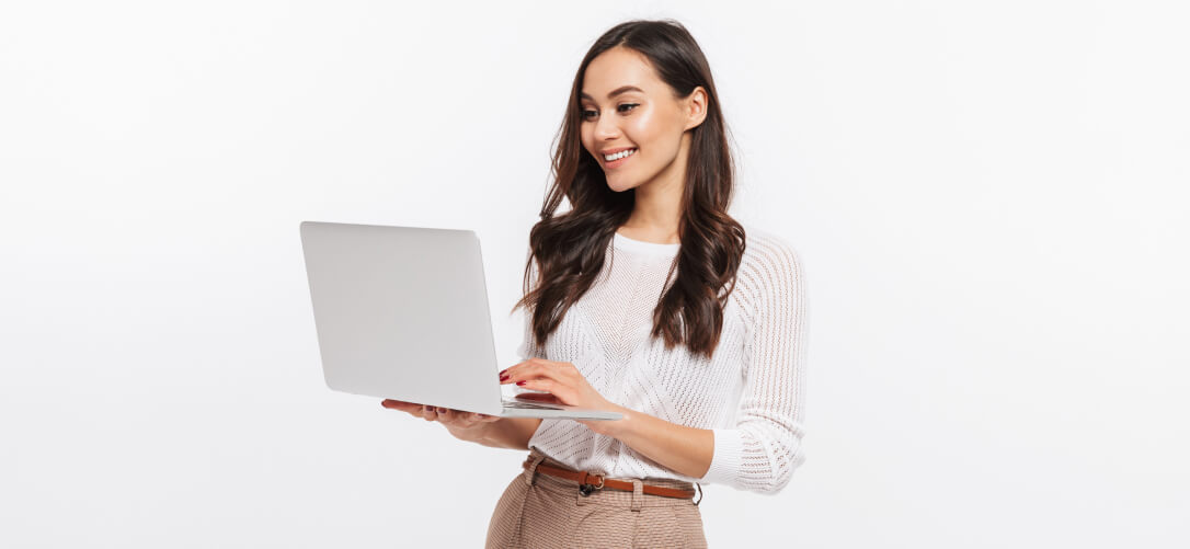 Joven mujer en su computador