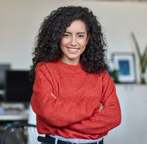 Joven mujer latina feliz con su nuevo fondo de inversión