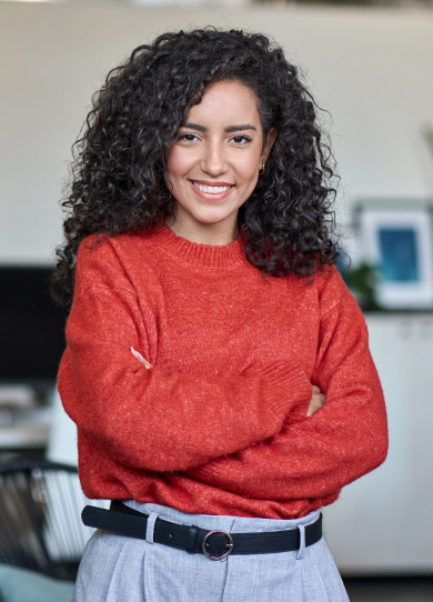 Joven mujer latina feliz con su nuevo fondo de inversión