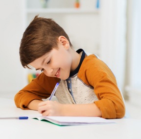 Niño estudiando con un cuaderno